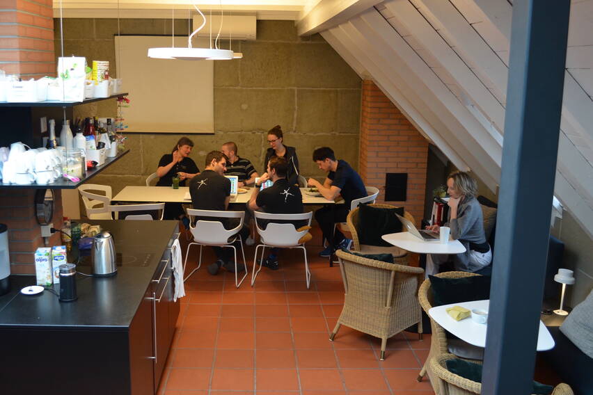 Pausenraum Bern - Loft mit Küche und Mitarbeitende