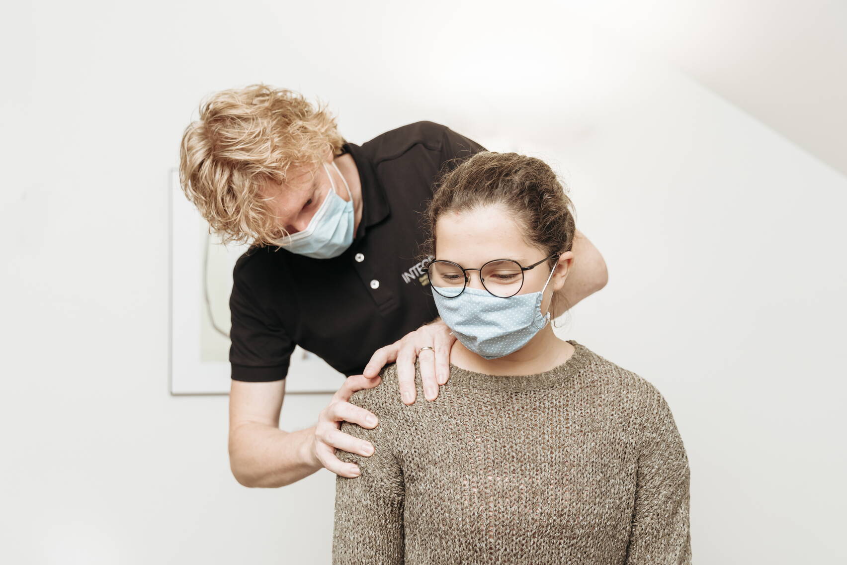 Chiropraktik Behandlung. Chiropraktor behandelt Patientin an der Schulter Chiropraktik Behandlung. Chiropraktor behandelt Patientin an der Schulter