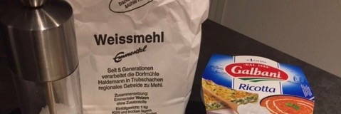 selbergemachte Gnocchi, mise en place mit Mehl und Riccotta selbergemachte Gnocchi, mise en place mit Mehl und Riccotta
