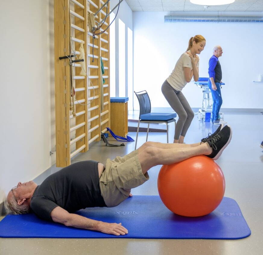 Personen im GLA:D Arthrose Kurs: Hüfte Übung