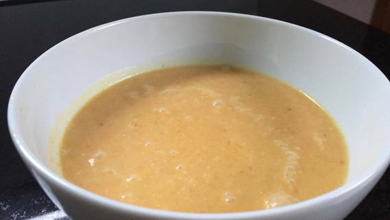 Kürbis-Rüebli-Ingwer-Suppe, angerichtet Kürbis-Rüebli-Ingwer-Suppe, angerichtet