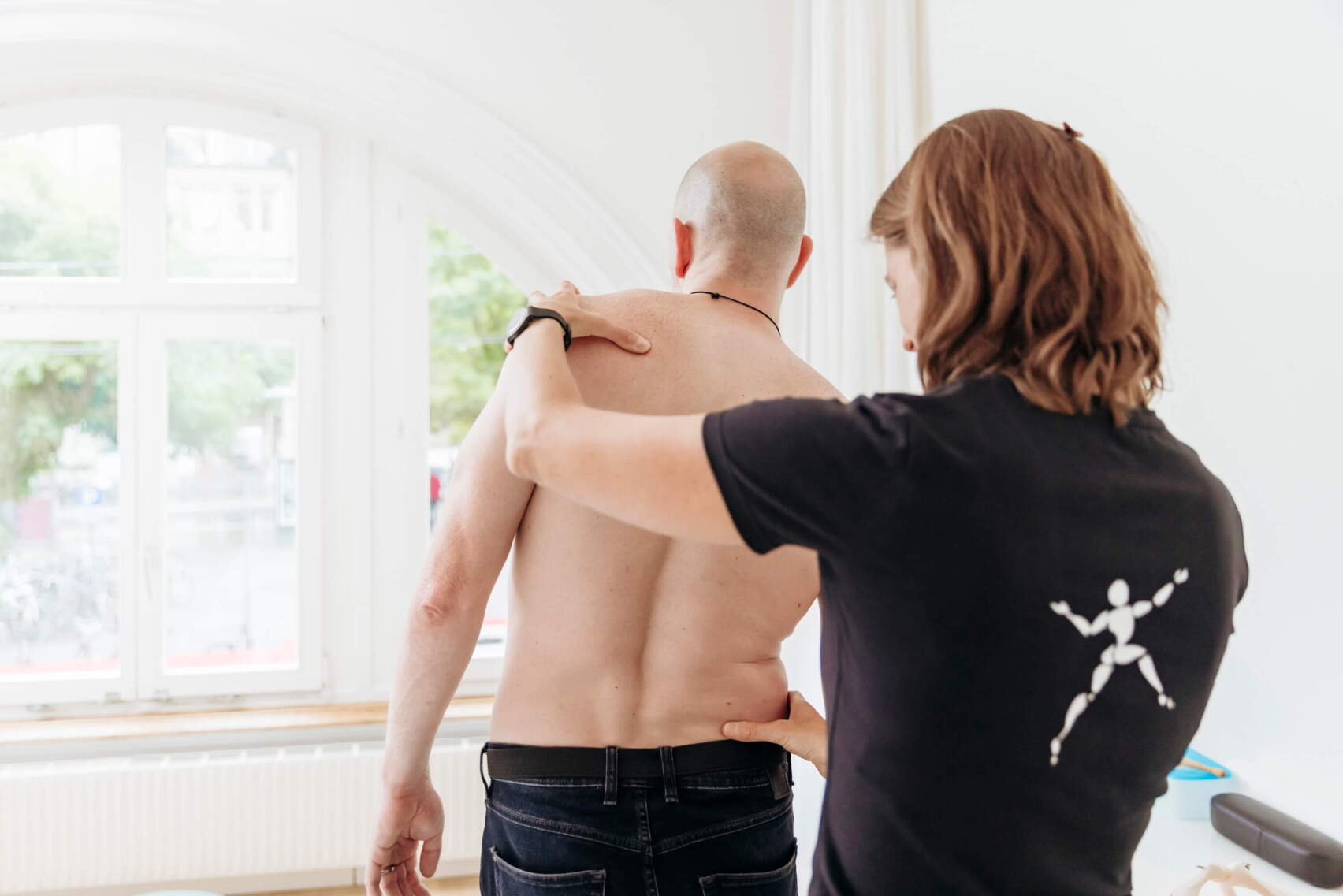 untersuchung-ruecken-physiotherapie.jpeg