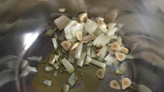 Kürbis-Rüebli-Ingwer-Suppe, rohe Zwiebeln und Knoblauch Kürbis-Rüebli-Ingwer-Suppe, rohe Zwiebeln und Knoblauch