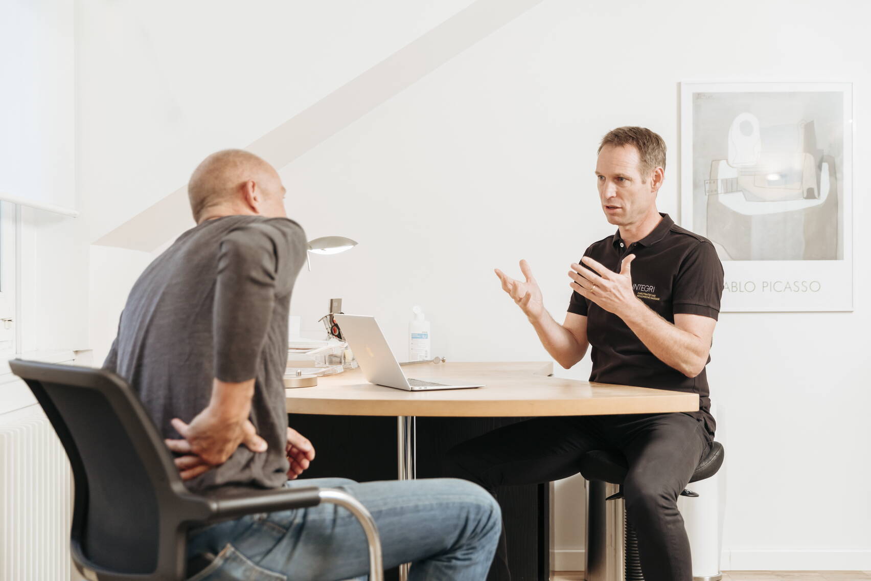 Chiropraktik Diagnose. Chiropraktor spricht mit Patient Chiropraktik Diagnose. Chiropraktor spricht mit Patient
