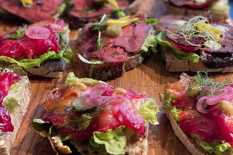 Bild mit drei Schalen voll Kürbissuppe