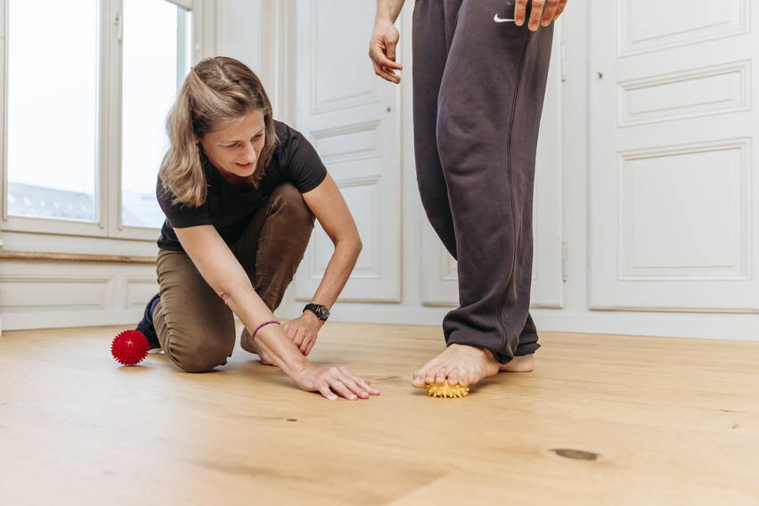 Physio - Übung Fuss mit Igelball