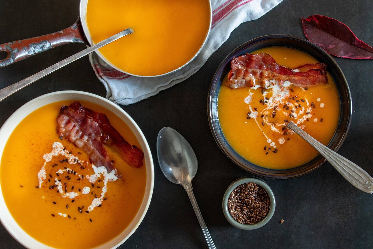 Bild mit drei Schalen voll Kürbissuppe
