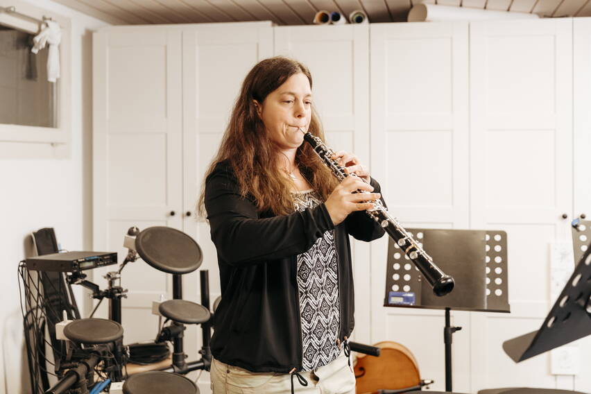 Livia Zwahlen beim Musizieren, Oboe