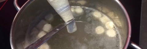 selbergemachte Gnocchi, Gnocchi ins heisse Wasser selbergemachte Gnocchi, Gnocchi ins heisse Wasser