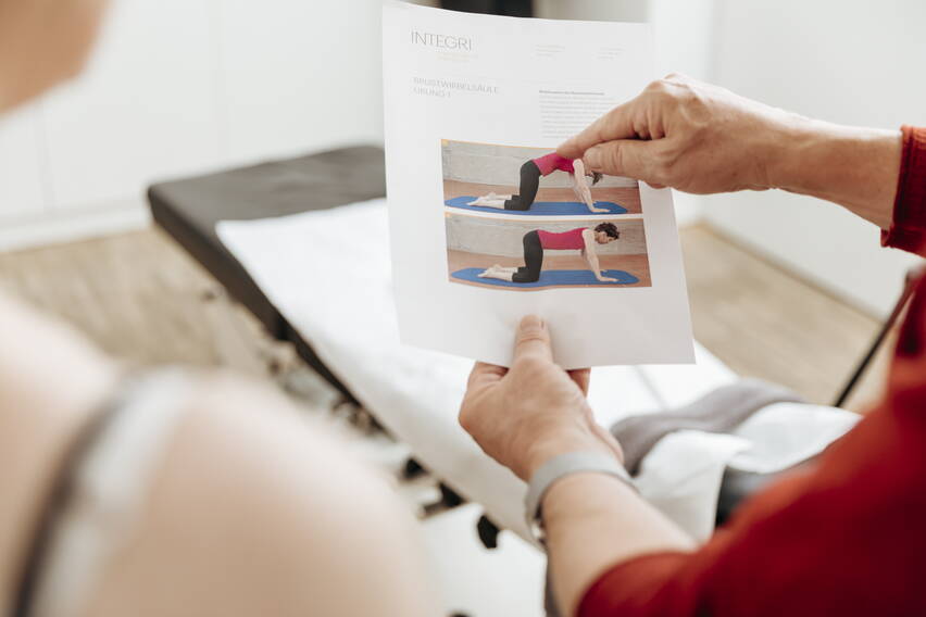 Chiropraktik Prävention. Chiropraktor gibt Übungen für zu Hause Chiropraktik Prävention. Chiropraktor gibt Übungen für zu Hause