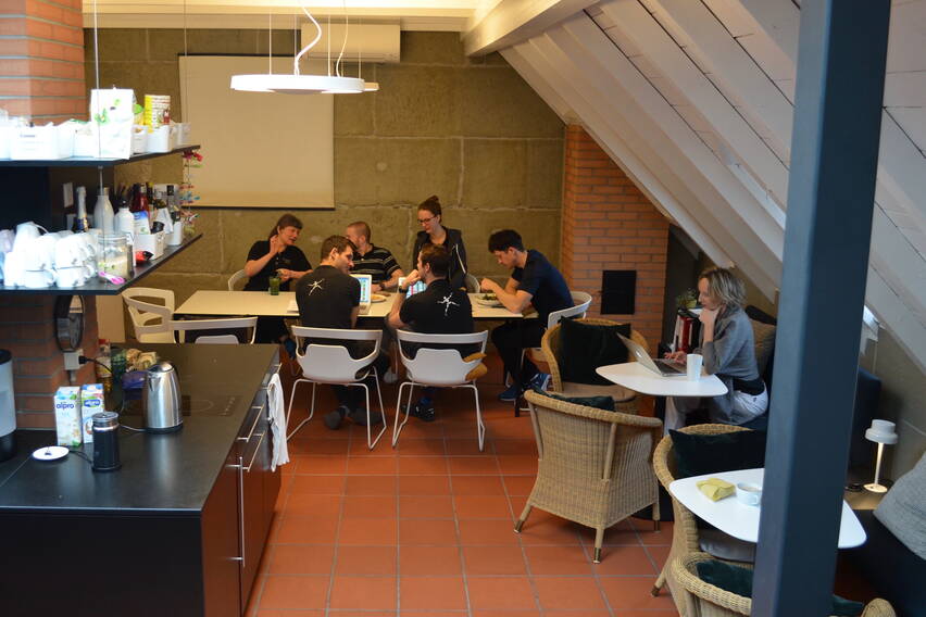 Pausenraum Bern - Loft mit Küche und Mitarbeitende Pausenraum Bern - Loft mit Küche und Mitarbeitende