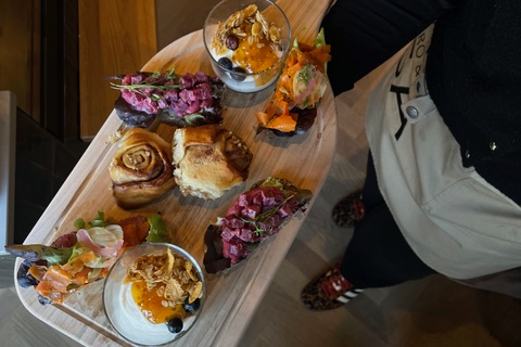 Bild mit drei Schalen voll Kürbissuppe