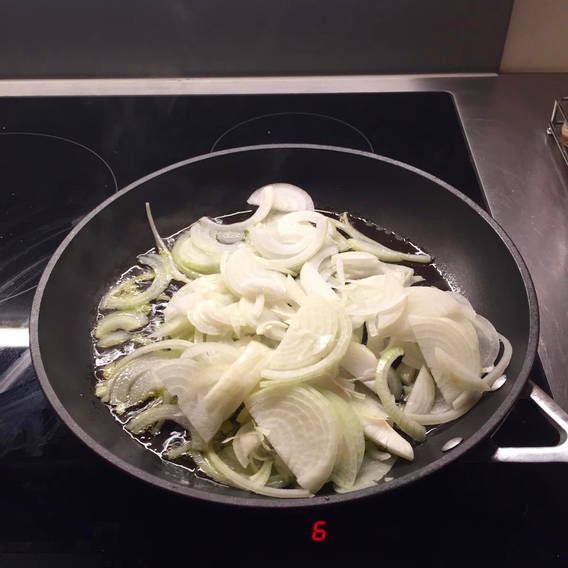 INTEGRI-Burger, geschnittene Zwiebeln in Pfanne roh INTEGRI-Burger, geschnittene Zwiebeln in Pfanne roh
