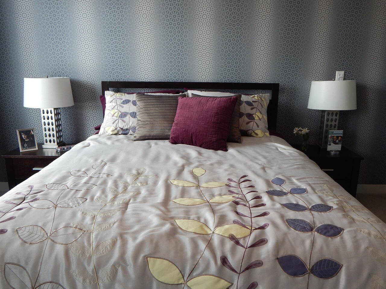 bed-890555_1280.jpg Bild mit einem Bett
