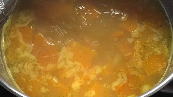 Kürbis-Rüebli-Ingwer-Suppe, am Kochen Kürbis-Rüebli-Ingwer-Suppe, am Kochen