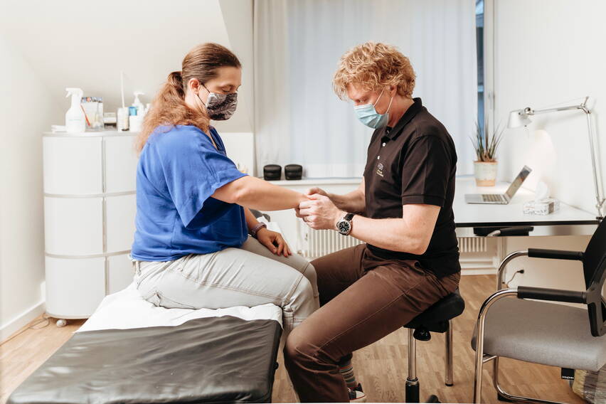 Livia Zwahlen in Behandlung, Handgelenk Livia Zwahlen in Behandlung, Handgelenk